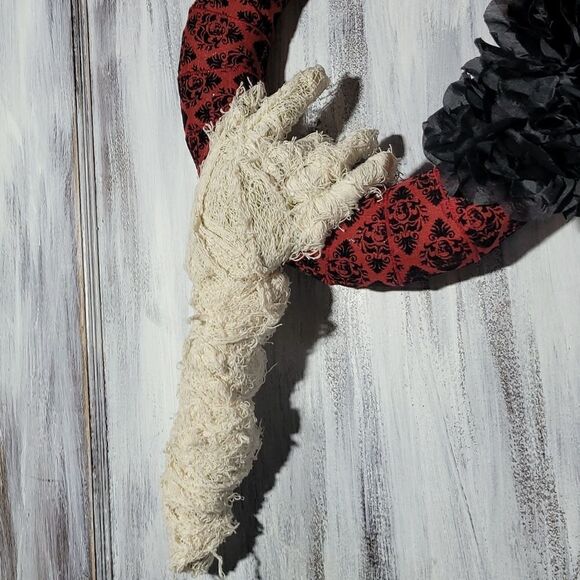 Victorian Mummy Hand Flower Wreath - Picture 6 of 16